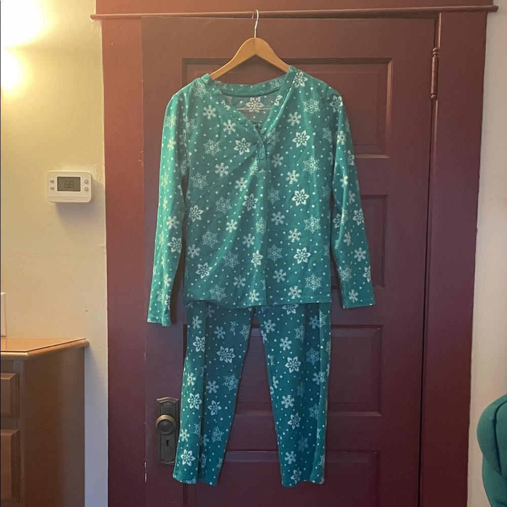 Women’s Green Snowflake Pajamas